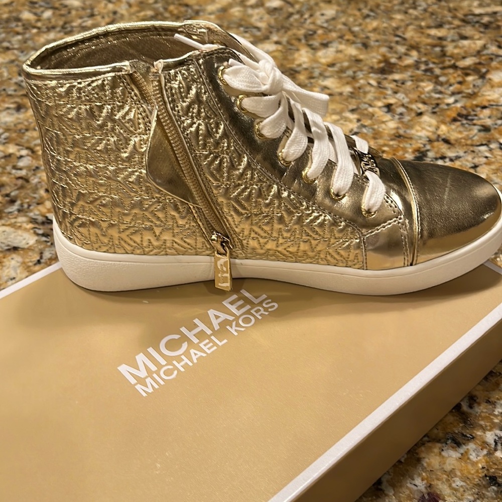 Brand new never worn Michael kors kids shoe !